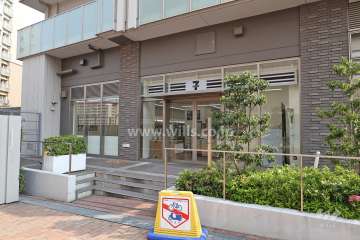 1階部分にコンビニが入っています。