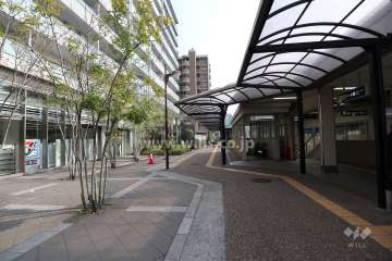 敷地西側の前面道路。すぐに阪急千里線「山田」駅の入り口があります。