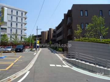 敷地北西側の前面道路（南西側から）