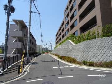 敷地南側の前面道路（東側から）