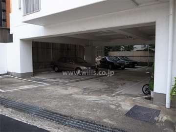建物1階にある敷地内駐車場