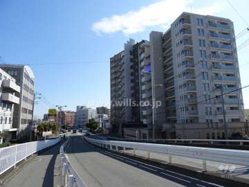 敷地北側の前面道路（西側から）