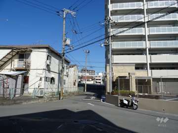 敷地西側の前面道路（南側から）