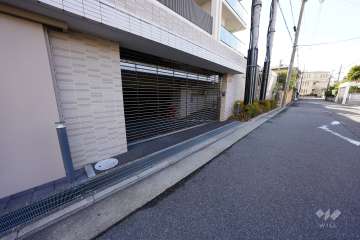 駐車場の出入口（リングシャッター付き）