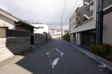 敷地北側の前面道路（西側から）