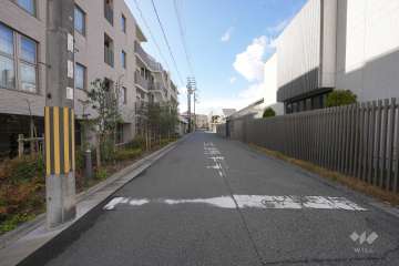 敷地北側の前面道路（東側から）