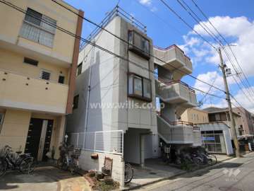 瓦宮住宅の外観（北西側から）　ワンフロア1住戸の造りです。