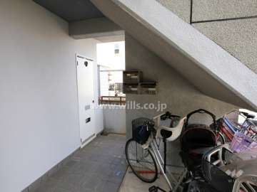 共用ポストと駐輪スペース