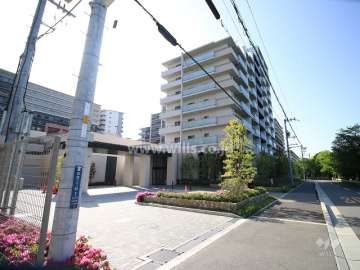 ローレルコート北千里藤白台の外観（北西側から）