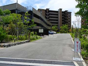 駐車場出入り口（ロボットゲート付き）