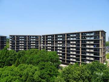 プレミスト北千里クラッシィC、D棟の遠景（南西側から）※左手がC棟、右手がD棟です。
