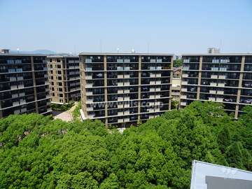 プレミスト北千里クラッシィC棟の遠景（西側から）
