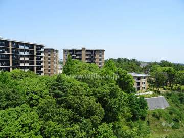 プレミスト北千里クラッシィH、G棟の遠景（北西側から）※正面がH棟、右手の低層建物がG棟です。