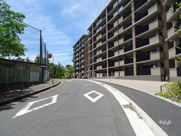 敷地南側の前面道路