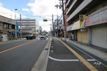 敷地北側の前面道路(府道99号線)