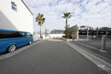 敷地北西側の前面道路（南西側から）