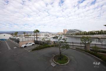 敷地北側はヨットハーバーです。