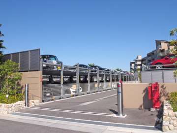 駐車場の出入り口にはロボットゲートが設置されています。