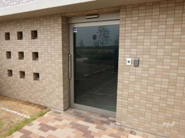 駐輪場出入り口。駐輪場は屋内にあります。