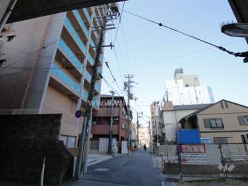 敷地北側の前面道路