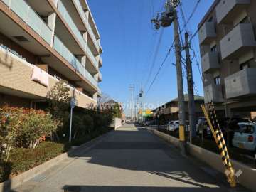 マンションの南側前面道路(西側から)