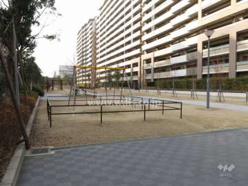 敷地に隣接する公園には遊具も設置されています。
