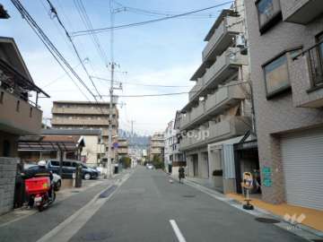 敷地西側の前面道路
