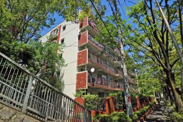 北緑丘第4住宅17号棟の外観（南西側より）