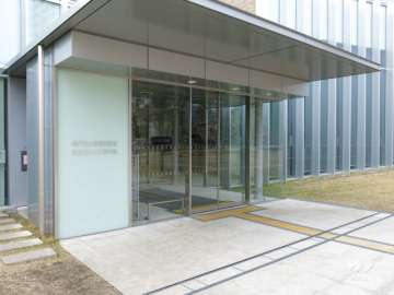 敷地に隣接する図書館