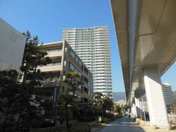 敷地東側には六甲ライナーと住吉川があります。