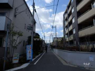 敷地南側の前面道路