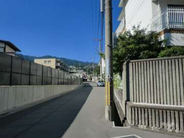 敷地西側の前面道路
