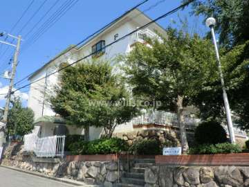 御影野村ハイツF棟の外観（南西側から）