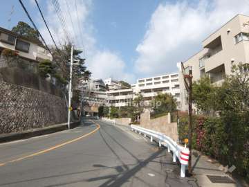 敷地西側の前面道路