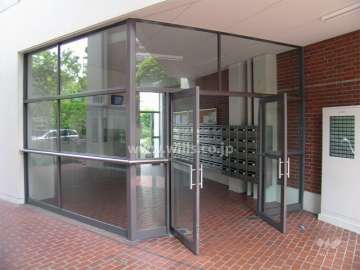 公団北緑丘第４住宅１６号棟のエントランス