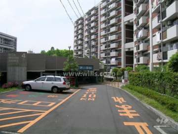 １６号棟の南側には駐車場棟があります。