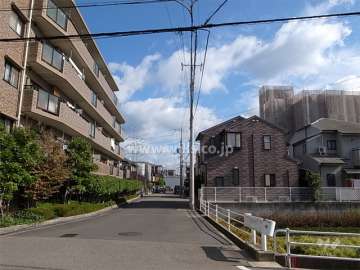 敷地南側の前面道路。
