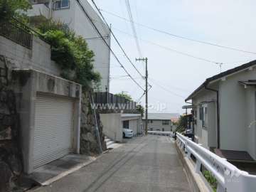 敷地北西側の前面道路（北東側から）