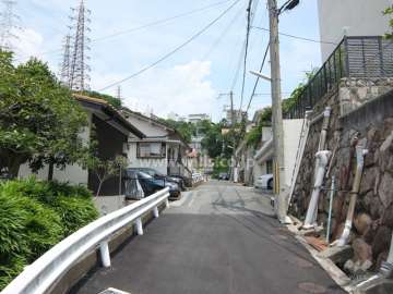 敷地北西側の前面道路（南西側から）
