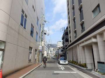 敷地西側の前面道路
