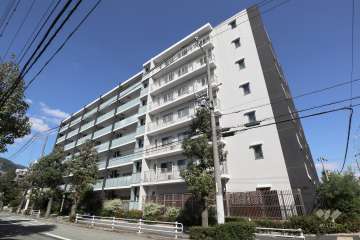 サンクタス甲南山手スティーロレジデンスの外観（西側から）