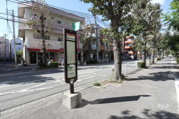 敷地の目の前に神戸市バス「東灘本庄町」停があります。
