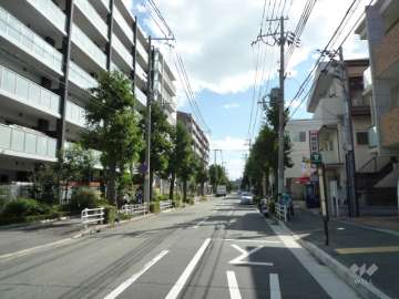 敷地西側の前面道路