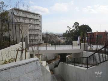 エントランス前には川が流れています。