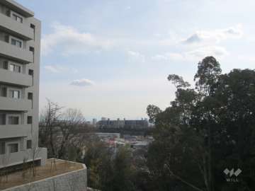 緑豊かな高台にあります。