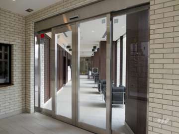 エントランスホールには談話スペースが設けられています。