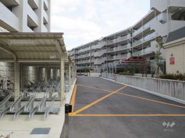 敷地内駐車場と駐輪場