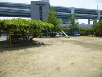 敷地に隣接する小さな公園