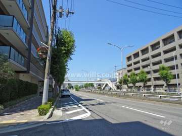 敷地北側の前面道路。山手幹線です。
