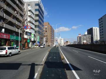敷地東側は新御堂筋に側道に面しています。